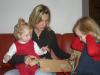 Jana hilft beim Auspacken (26.12.2007)